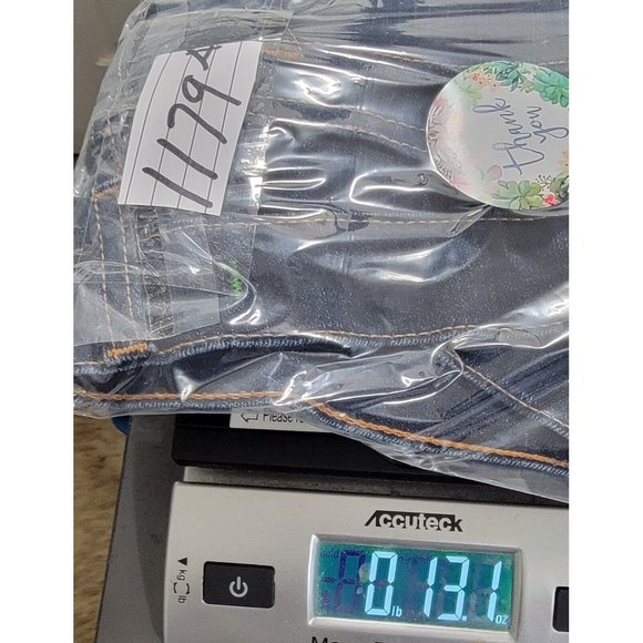 J Brand Women's Blue Denim Bermuda Shorts‎ Frayed Hem 5-Pocket Design Size 29 - Picture 15 of 15